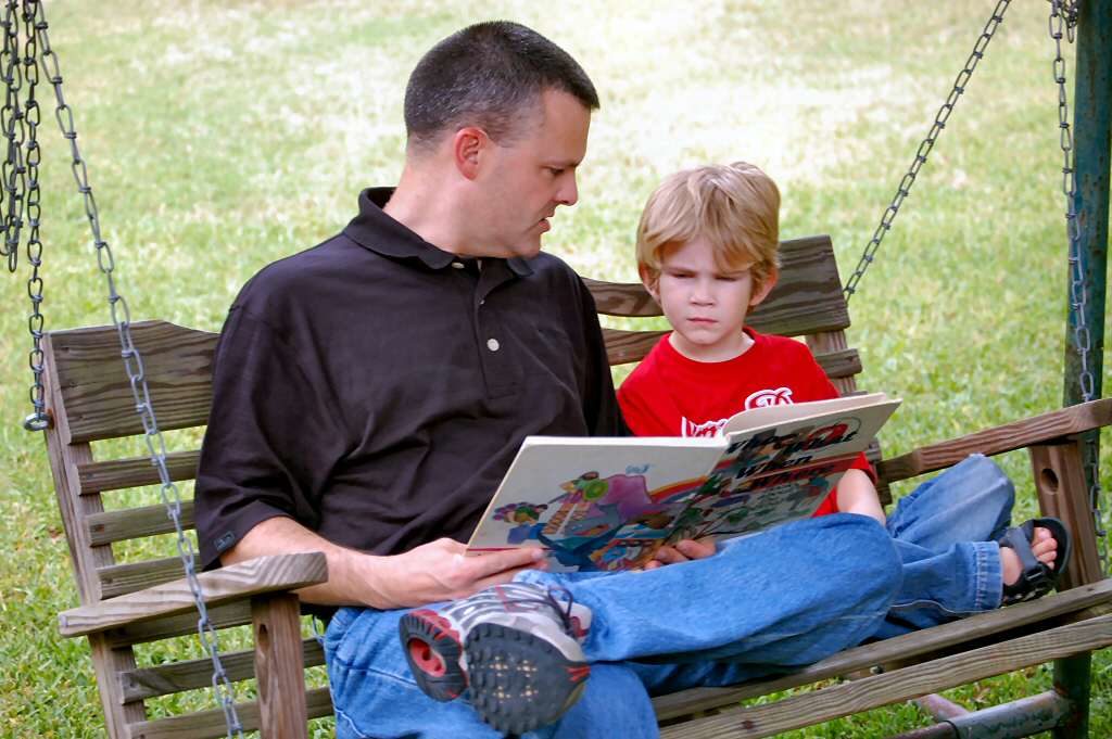 pai lendo para filho
